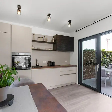 Vikendica New Casa Familia With Frontyard, Backyard And Great Bbq! Porec